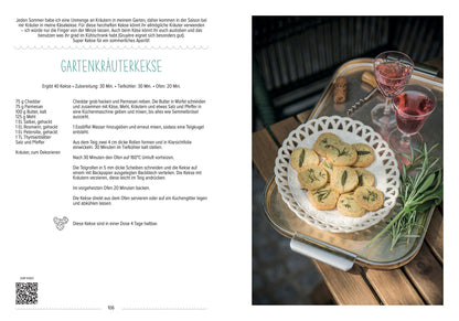 Ein Teller Kräuterplätzchen, eine Glasteekanne, zwei kleine Gläser und Geschenkset Backen mit Anne.
