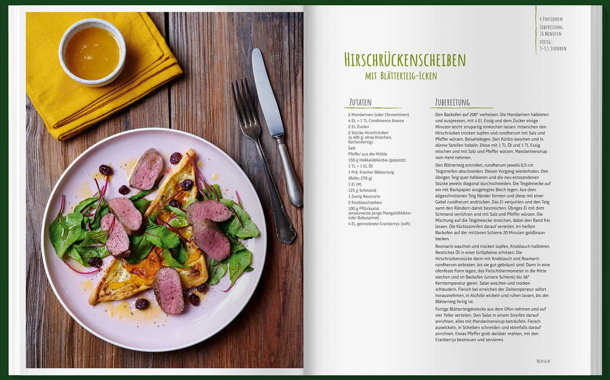 Teller mit Wildfleischscheiben, grünen Blättern, Birnenscheiben und Cranberrys.