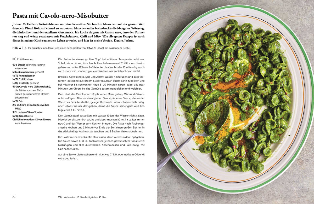 Ovale Platte mit grüner Orecchiette-Pasta auf weißem Tisch.