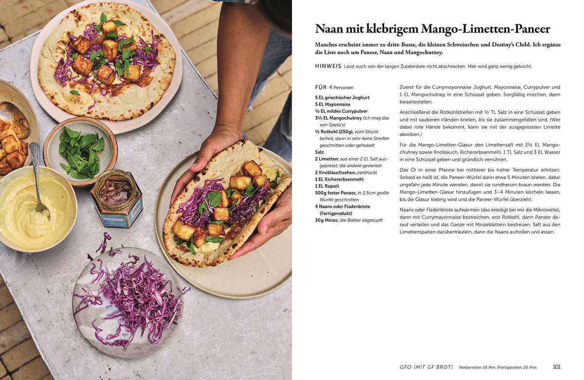 Naan-Wrap mit Paneer, Mango und Salat wird von einer Person zubereitet.