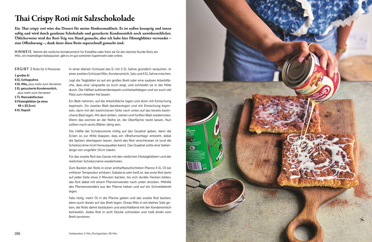 Eine Hand streut Kakaopulver auf knusprige Roti.