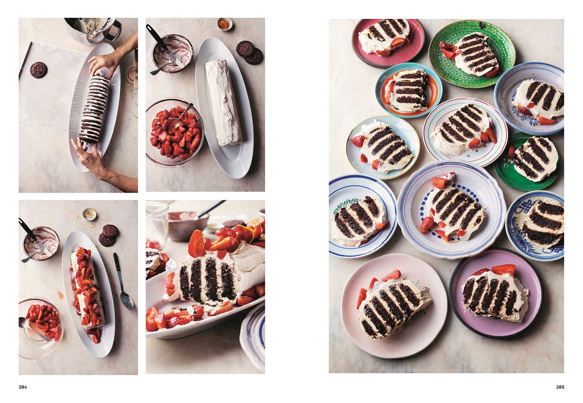 Geschnittene Schokoladen-Eisbuch-Torte mit Erdbeeren, inspiriert vom Ottolenghi Comfort Kochbuch.