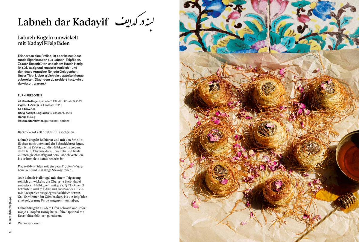 Neun Labneh-Nester auf Kadayif, mit Rosenblättern bestreut, persisches Gericht.