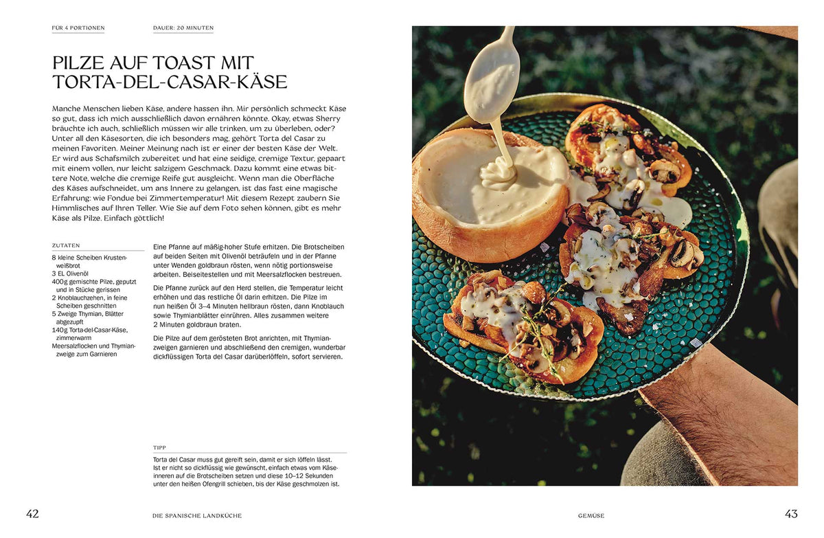 Champignontoast mit Käse auf einem blauen Teller.