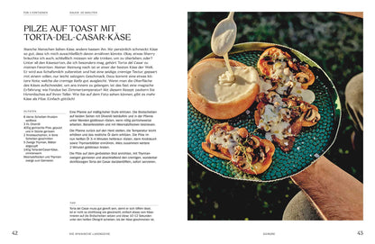 Champignontoast mit Käse auf einem blauen Teller.