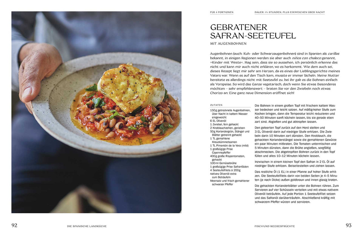 Eine Hand hält den gebratenen Seeteufel auf Bohnenragout, daneben Ausschnitt vom Geschenkset in einer Zeitschrift.