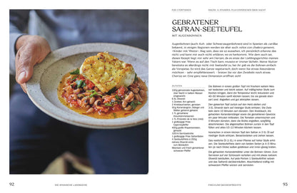 Eine Hand hält den gebratenen Seeteufel auf Bohnenragout, daneben Ausschnitt vom Geschenkset in einer Zeitschrift.