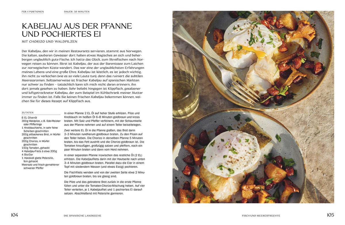 Zwei Teller mit Kabeljau, pochierten Eiern, Chorizo-Scheiben und Kartoffeln.
