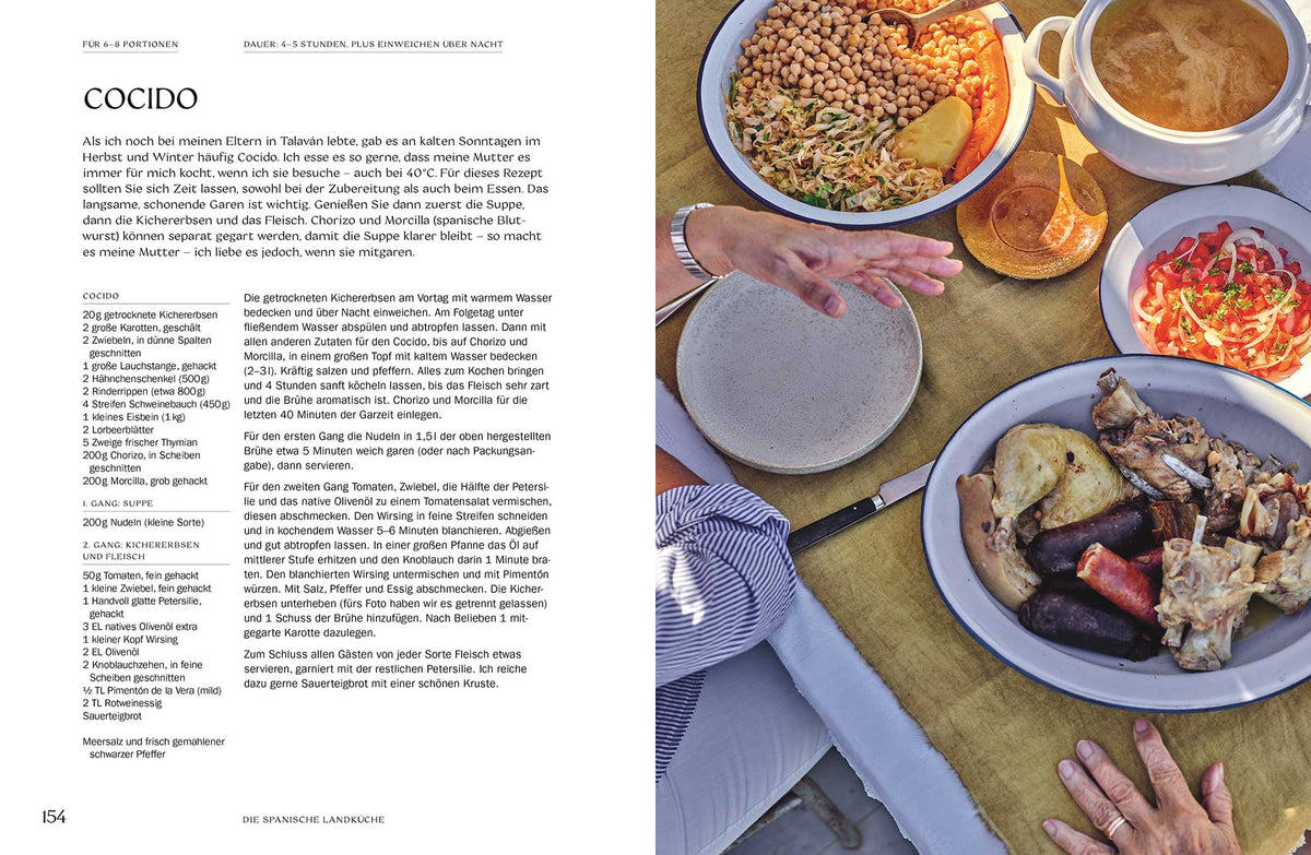 Geschenkset Die spanische Landküche mit abgebildetem Cocido-Rezept von José Pizarro auf einem Tisch.