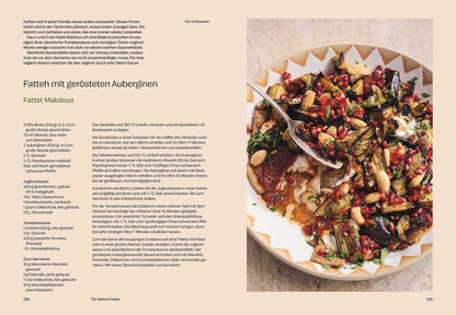 Geröstete Aubergine mit Granatapfelkernen und Mandelstücken auf einem Teller.