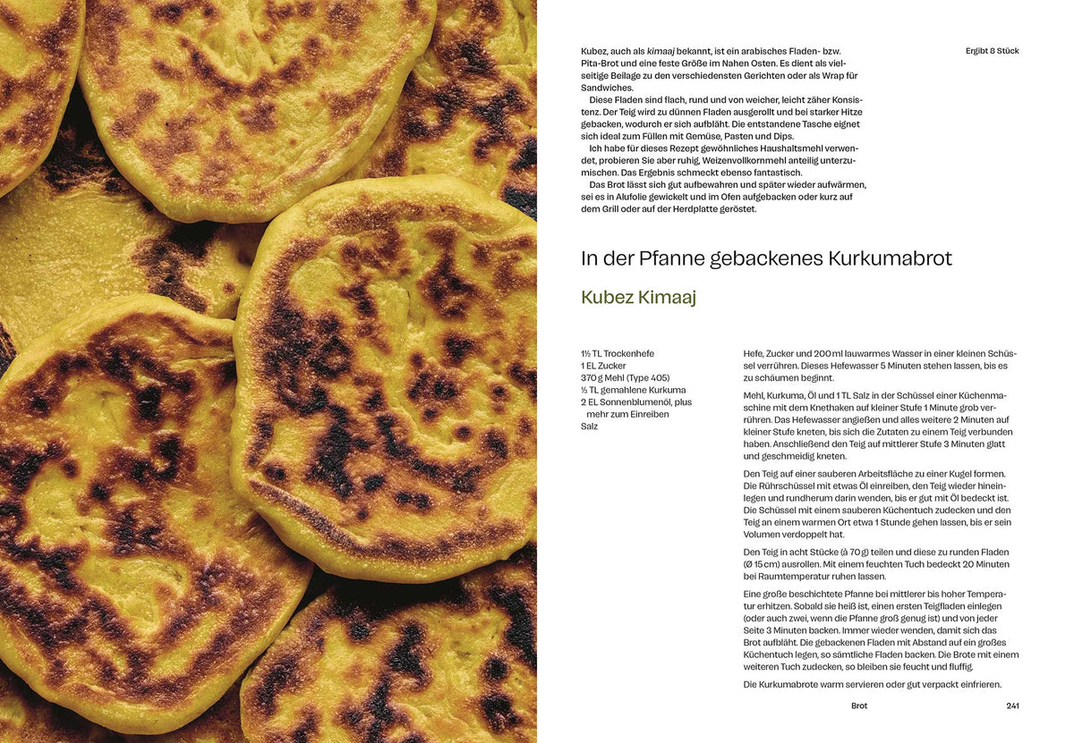 Goldene, runde Kurkuma-Fladen mit braunen Stellen füllen das Bild aus.