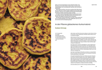 Goldene, runde Kurkuma-Fladen mit braunen Stellen füllen das Bild aus.