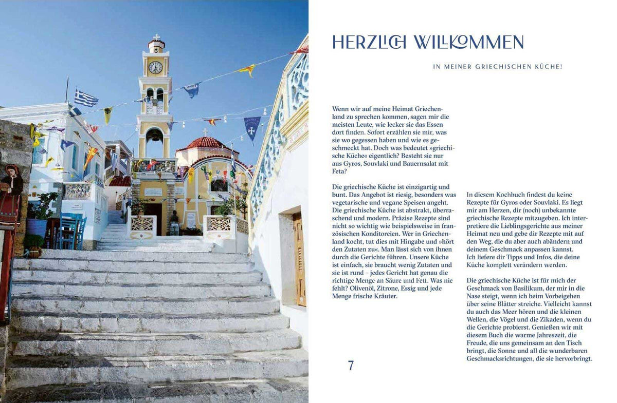 Weiße Steinstufen führen zu einer griechischen Kirche mit Glockenturm, daneben Sonne und Meer auf dem Teller.