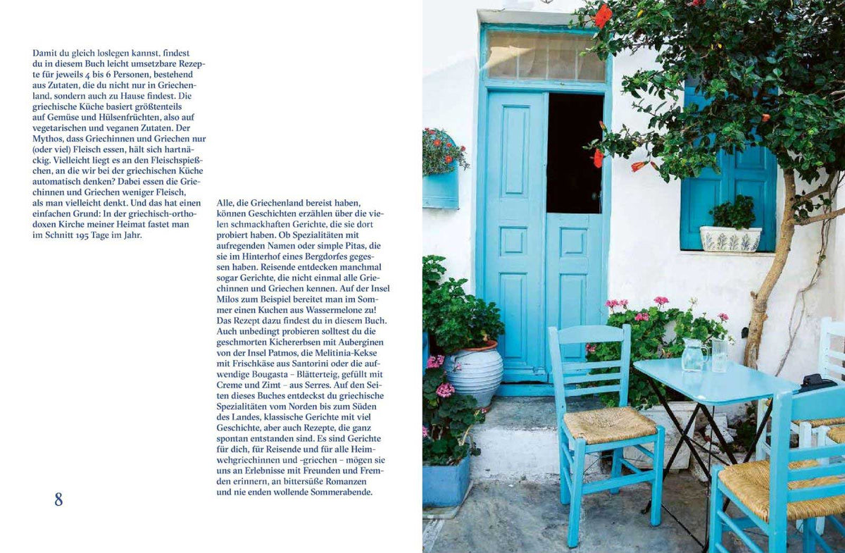 Blaue Stühle, Tisch und Pflanzen mit Geschenkset Sonne und Meer auf einem Teller.