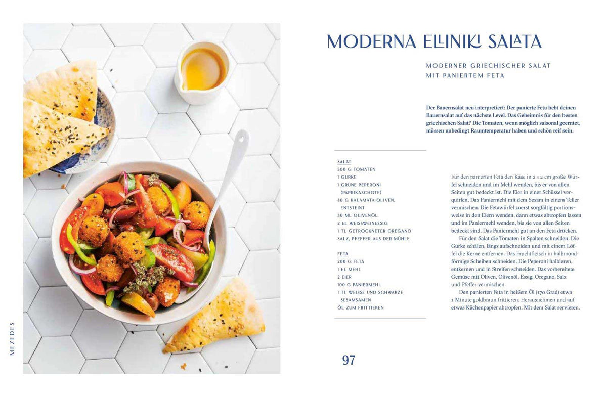 Eine Schüssel griechischer Salat mit Brot. Geschenkset Sonne und Meer teilweise sichtbar.
