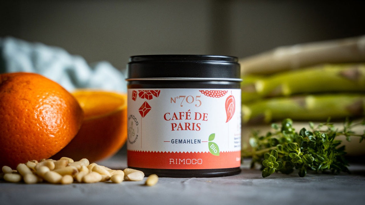 Café de Paris Gewürzdose mit Orange, Spargel, Pinienkernen und frischen Kräutern.
