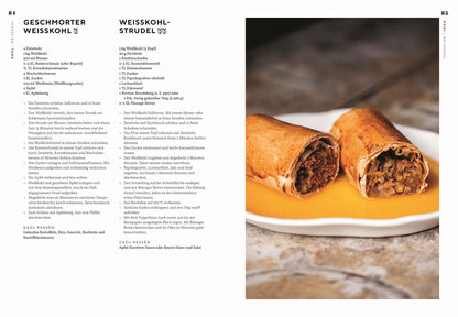 Zwei Stück vegetarischer Strudel mit heller Soße auf einem Teller.