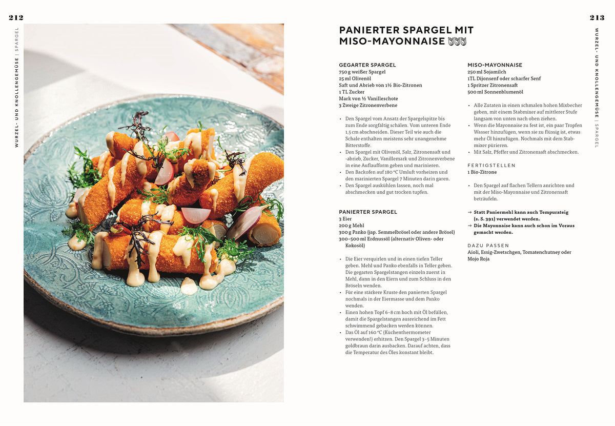 Panierter Spargel mit Sauce, Radieschen und Kräutern auf einem Teller.