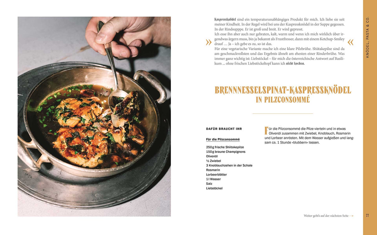 Eine Hand hält Suppe mit grünen Knödeln und Kräutern.