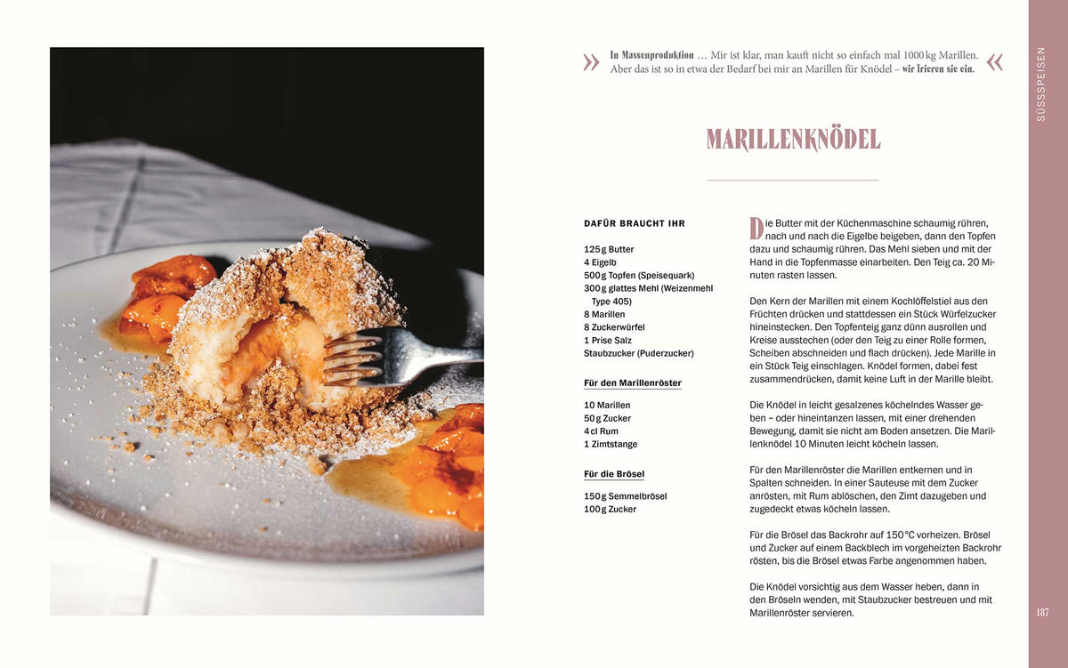 Marillenknödel mit Aprikosensauce und Brösel-Topping auf einem Teller.