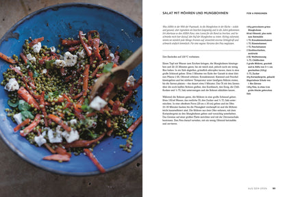 Blauer Schüssel-Salat, rechts Rezept für Bio Pul Biber.