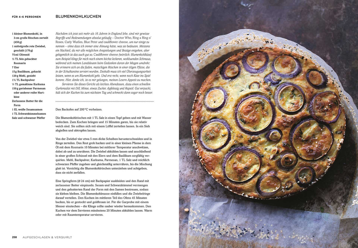 Gebackener Blumenkohlkuchen mit roten Zwiebelringen, aus dem Geschenkset Vegetarische Köstlichkeiten.