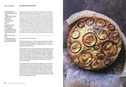 Gebackener Blumenkohlkuchen mit roten Zwiebelringen, aus dem Geschenkset Vegetarische Köstlichkeiten.