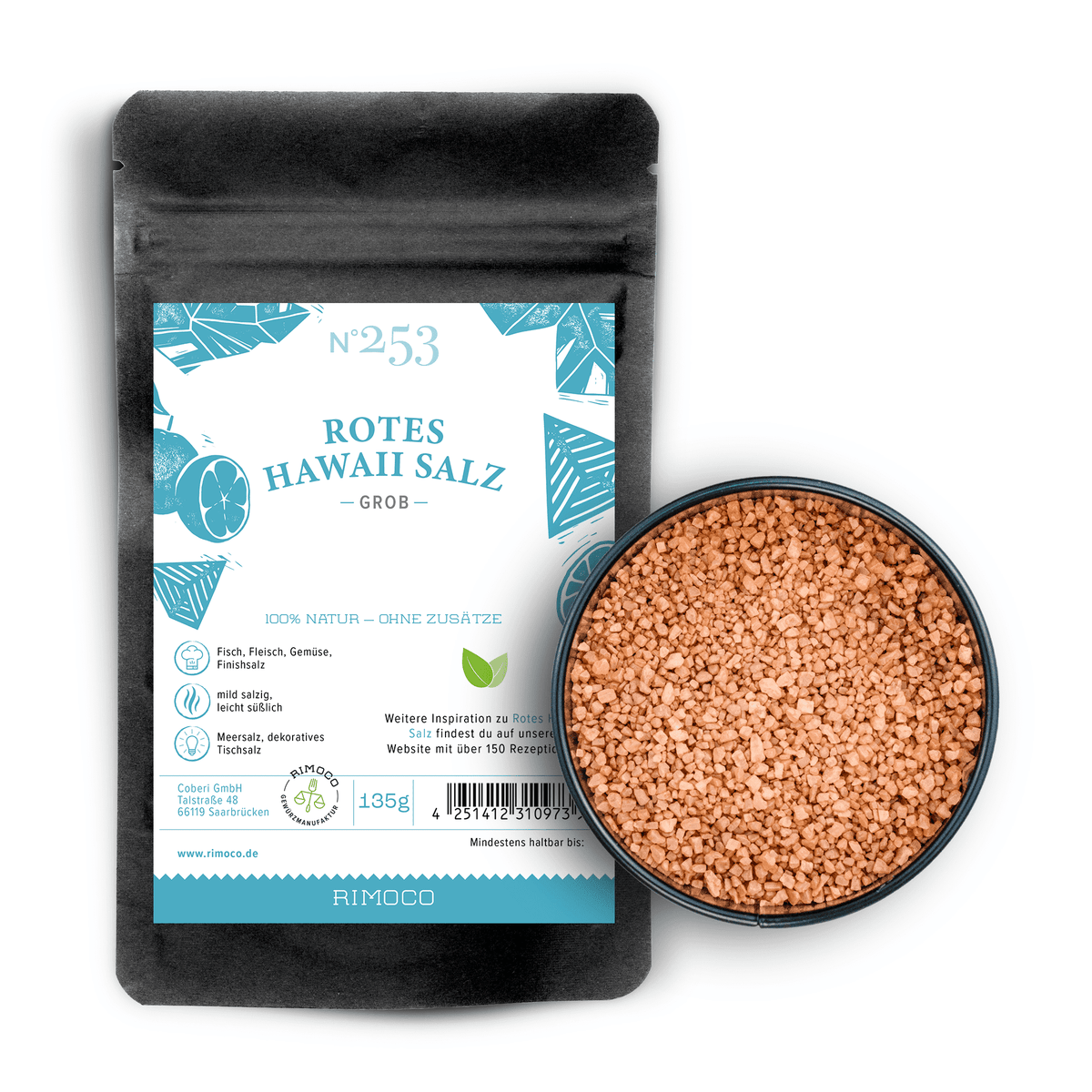 Rotes Hawaii Salz grob in einer Schale und in einer Packung mit blau-weißem Etikett.
