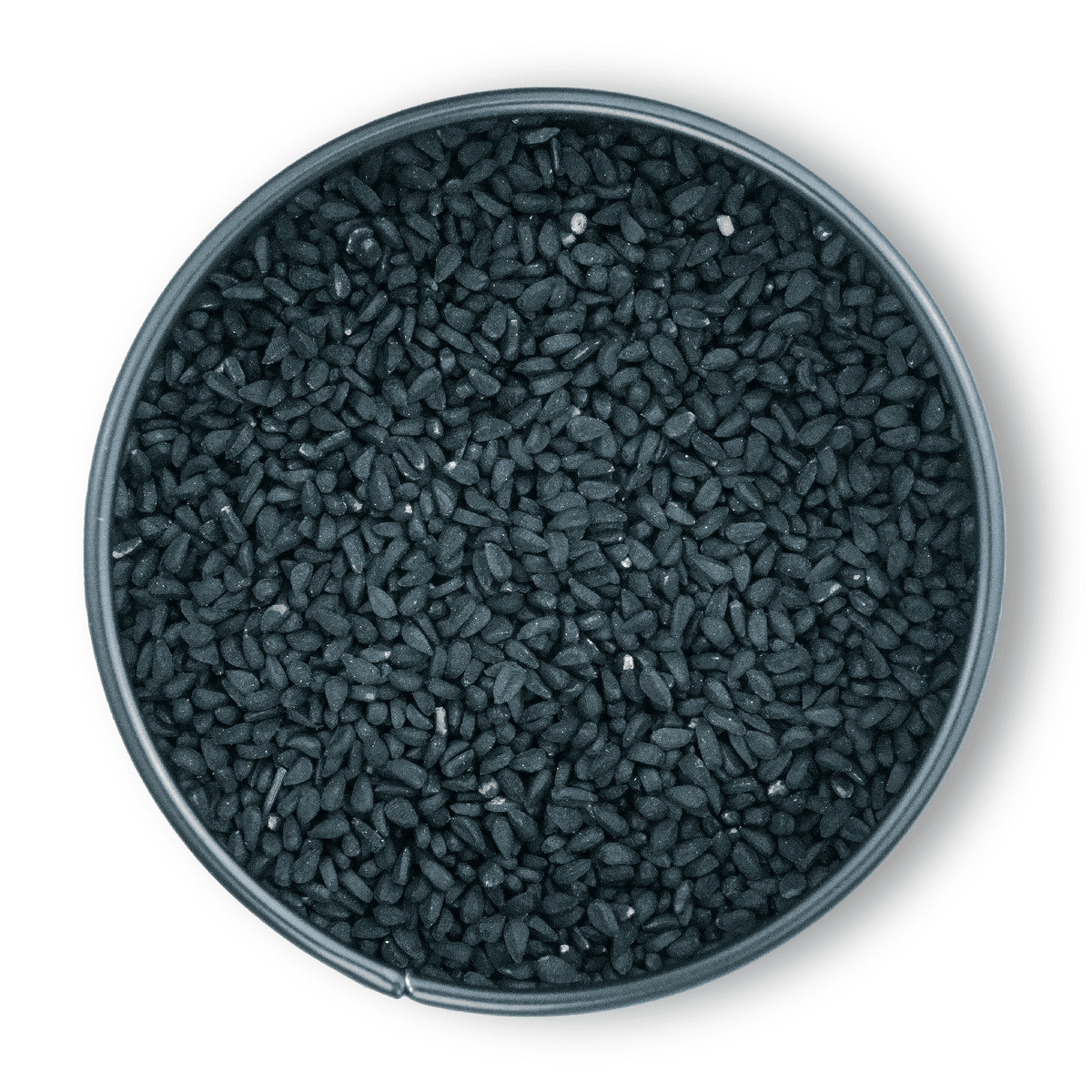 Runde Metalldose Bio Schwarzkümmelsamen von oben auf weißem Hintergrund gesehen.