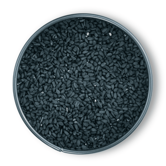 Runde Metalldose Bio Schwarzkümmelsamen von oben auf weißem Hintergrund gesehen.