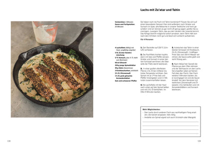 Lachsfilets mit sichtbarer Zaatar-Gewürzmischung und Tahini-Sauce auf einem Teller.