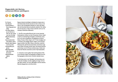 Pappardelle mit Salat und Servierhandschuhen, daneben Ottolenghi Simple - Das Kochbuch.
