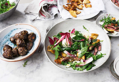 Fleischbällchen und Steaksalat mit geröstetem Brot, Foto aus dem Kochbuch Simple.