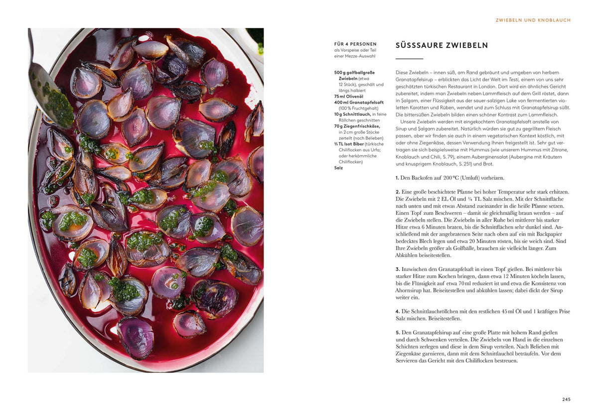 Halbierte rote Zwiebeln in Bio Chili Jalapeño Sauce, mit Kräutern garniert.