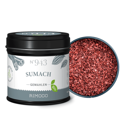 Teilgeöffnete Dose mit Aufschrift Bio Sumach gemahlen, gemahlener Sumach im Inneren sichtbar.