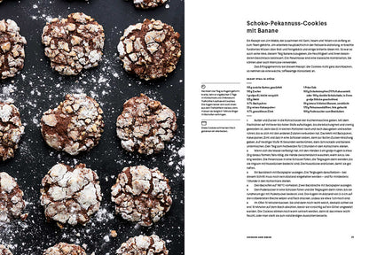 Schokoladen-Crinkle-Cookies, daneben das Rezept auf Deutsch.