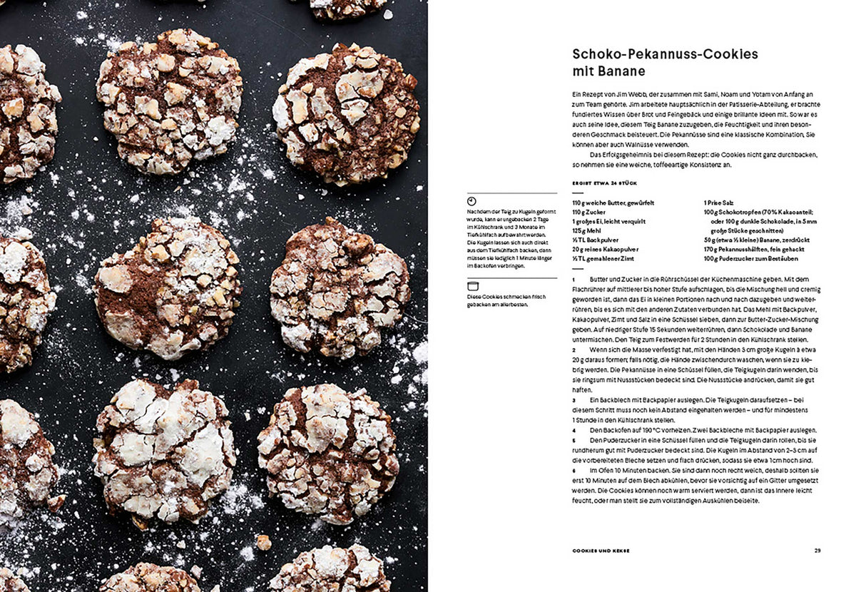Schokoladen-Crinkle-Cookies mit Puderzucker neben Geschenkset Ottolenghi Sweet und Zutaten.