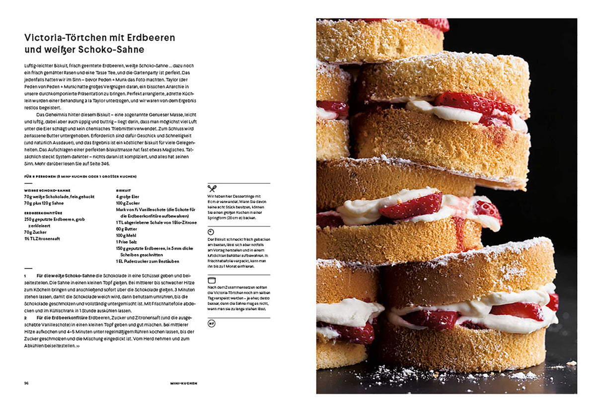 Biskuitstapel mit Erdbeeren, Sahne und Geschenkset Ottolenghi Sweet Kardamom sichtbar.