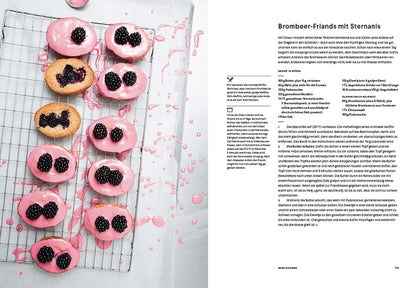 Rosa glasierte Gebäckstücke mit Brombeeren neben einer Rezeptseite von Ottolenghi Sweet.