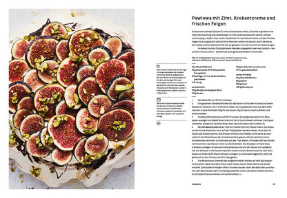 Pavlova mit Feigen und Pistazien neben dem Kochbuch Sweet von Yotam Ottolenghi, Vogelperspektive.