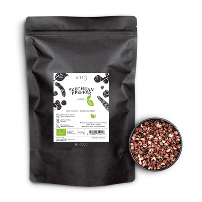 Bio Szechuan Pfeffer in Tüte neben ganzen Pfefferkörnern.