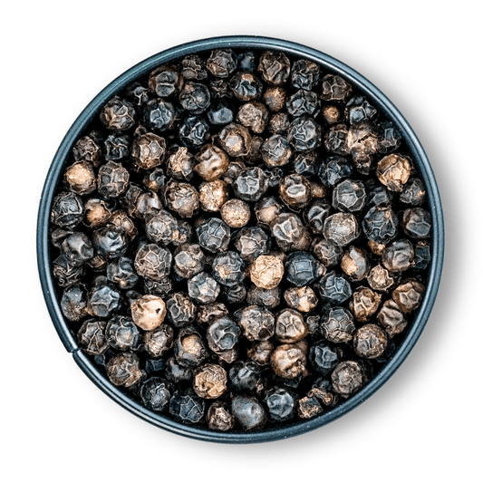 Runde schwarze Dose mit Bio Tellicherry Pfeffer, ganze Pfefferkörner von oben sichtbar.