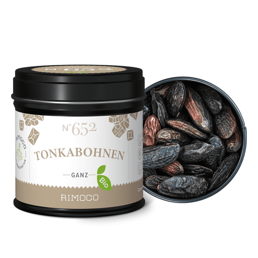 Dose Bio Tonkabohnen mit ganzen Bohnen, einige Bohnen liegen vor der geöffneten Dose.