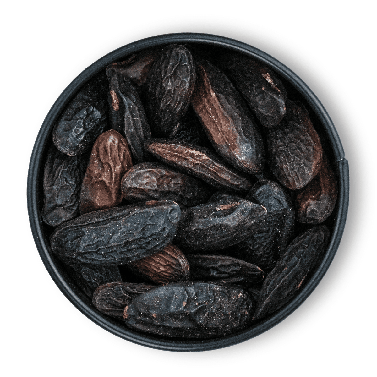Schwarze Schale mit Bio-Tonkabohnen auf weißem Hintergrund.