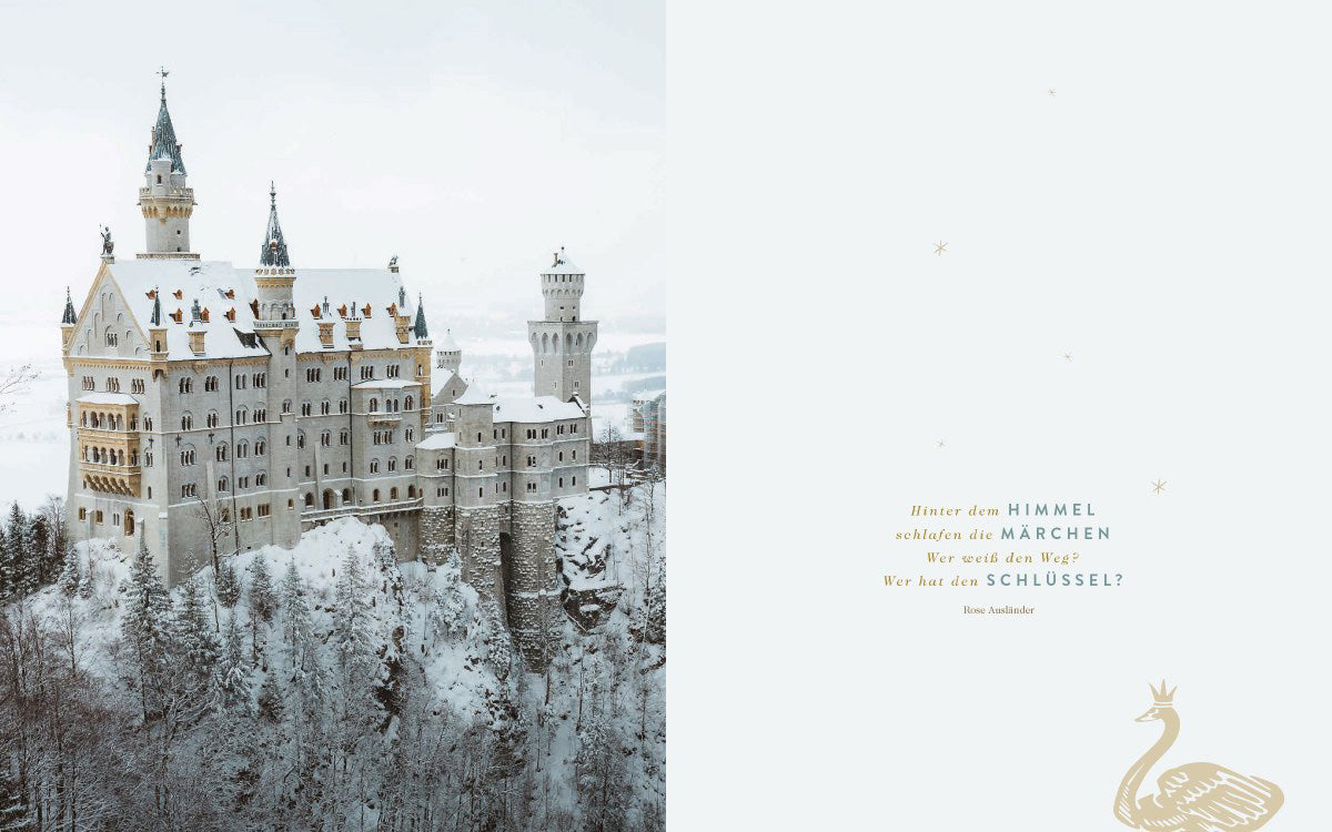 Neuschwanstein im Schnee, blasser Himmel, rechts goldenes Geschenkset Wundervolle Weihnachtsbäckerei.