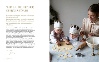 Eine Frau und Kinder mit Kronen stechen Plätzchen mit dem Geschenkset Wundervolle Weihnachtsbäckerei aus.