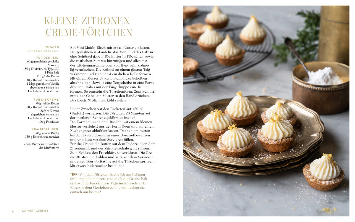 Zitronentartelettes auf goldenen Tellern, daneben ein Rezept auf Deutsch.