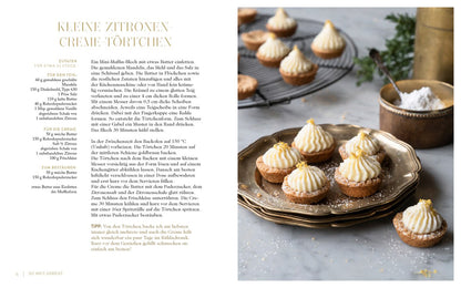 Zitronentartelettes auf goldenen Tellern, daneben ein Rezept auf Deutsch.