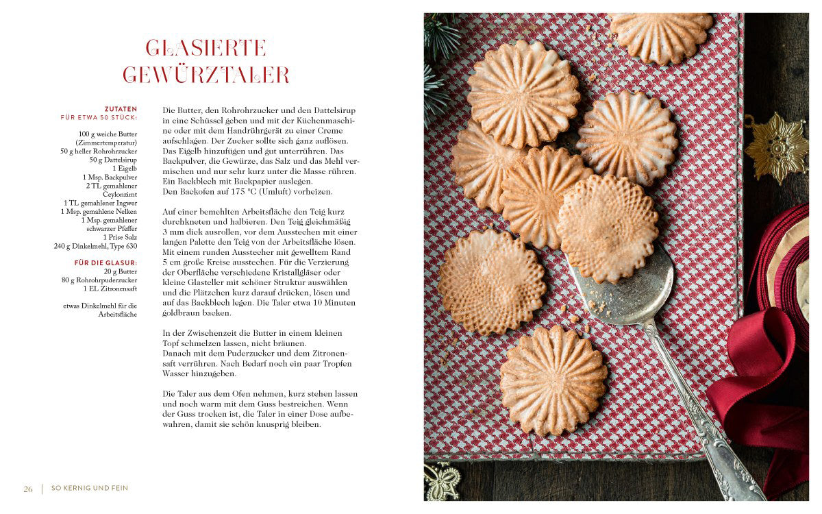 Teller mit Gewürzplätzchen und Glühweingewürz auf rotem Tuch, daneben Geschenkset Wundervolle Weihnachtsbäckerei.