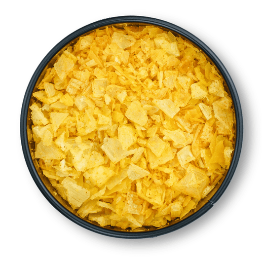 Runde schwarze Schale mit gelben, knusprigen Kartoffelchips und grobem Bio Zitronensalz darauf.
